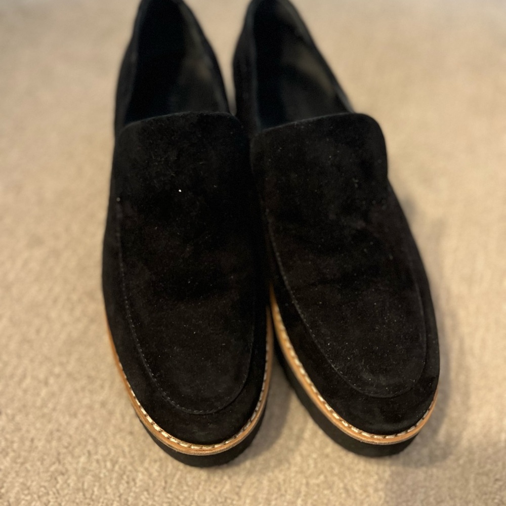 Vince Black Sneakers with Minimalist Design and Suede Finish